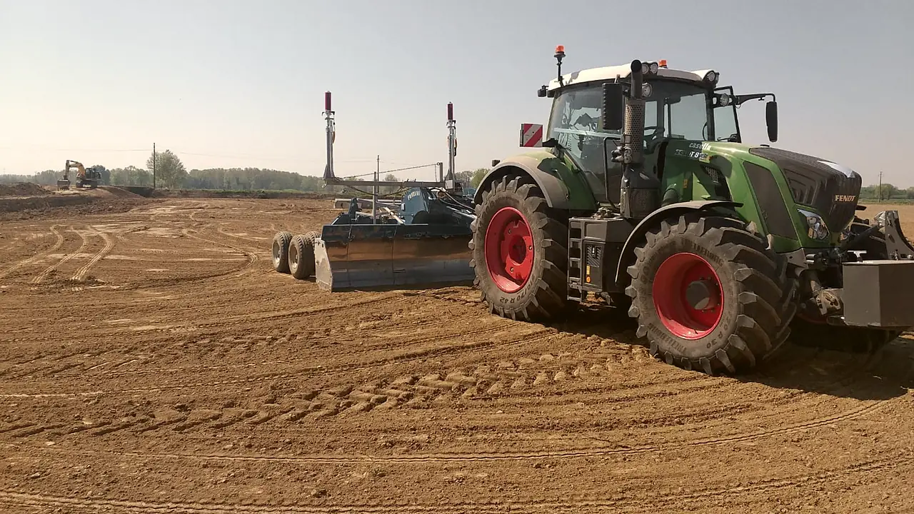 Trattore Fendt 828 Vario con livellatrice a controllo laser Fontana durante il livellamento di un appezzamento