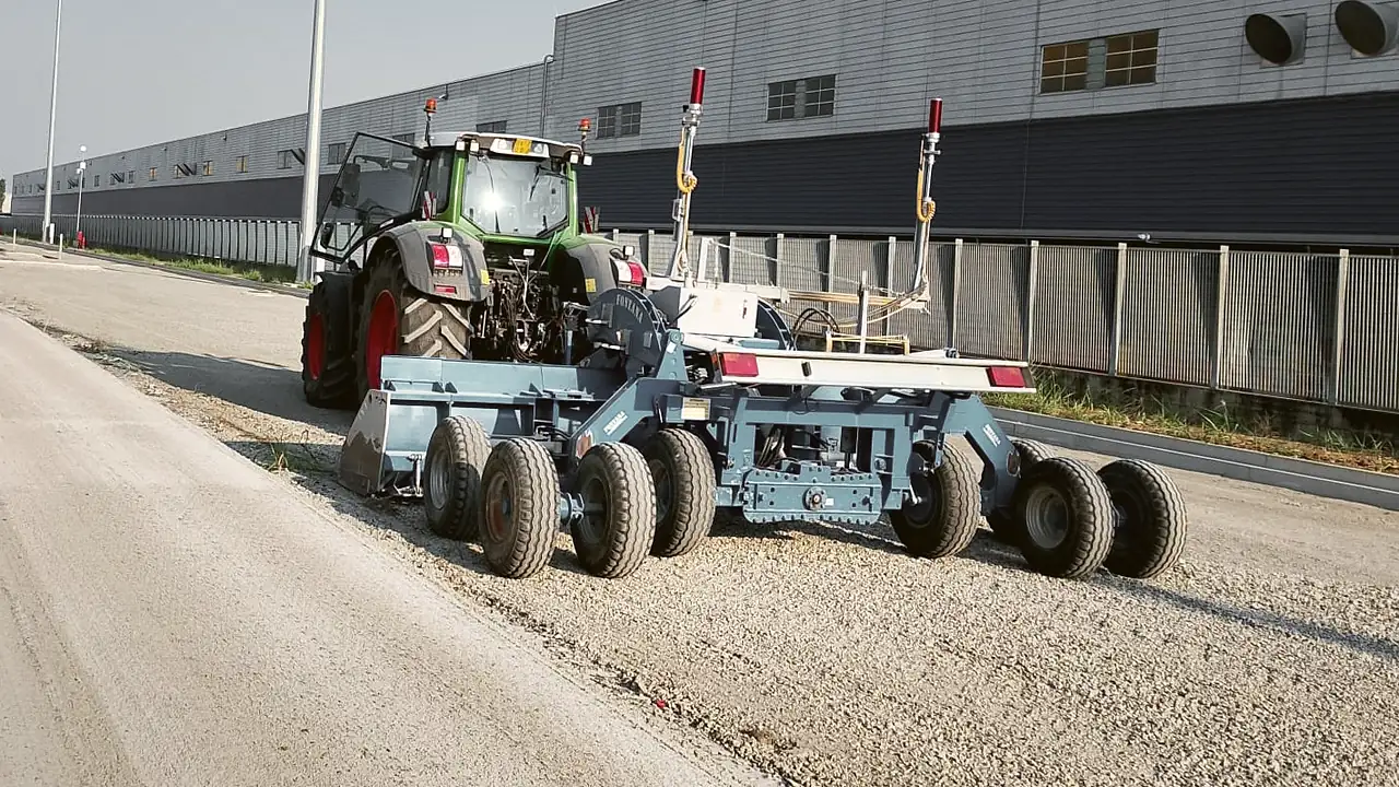Trattore Fendt 828 Vario con livellatrice a controllo laser Fontana serie LSR durante la preparazione del piano di posa di un piazzale industriale