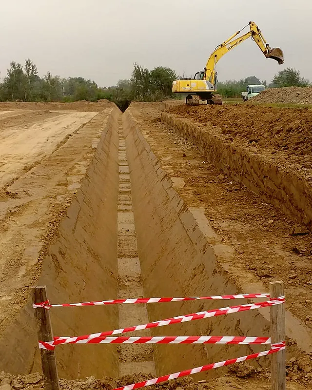 Escavazione di un nuovo fosso per l'irrigazione di un appezzamento agricolo