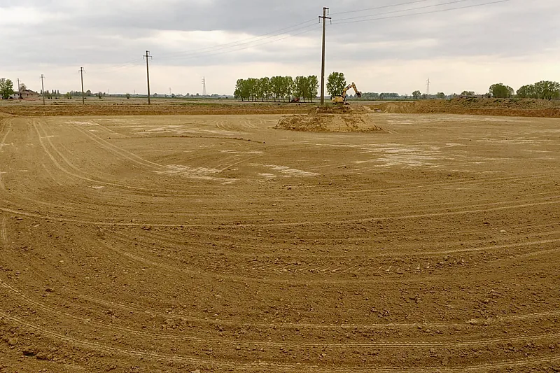 Area di cava riprofilata e livellata al termine della coltivazione, pronta per il recupero ambientale
