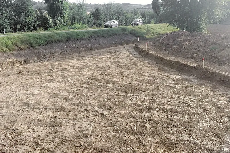 Scavo di sbancamento per la formazione di un nuovo rilevato stradale