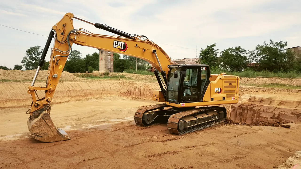 Escavatore Caterpillar 323 Next Generation sul fondo di uno scavo di sbancamento in provincia di Piacenza